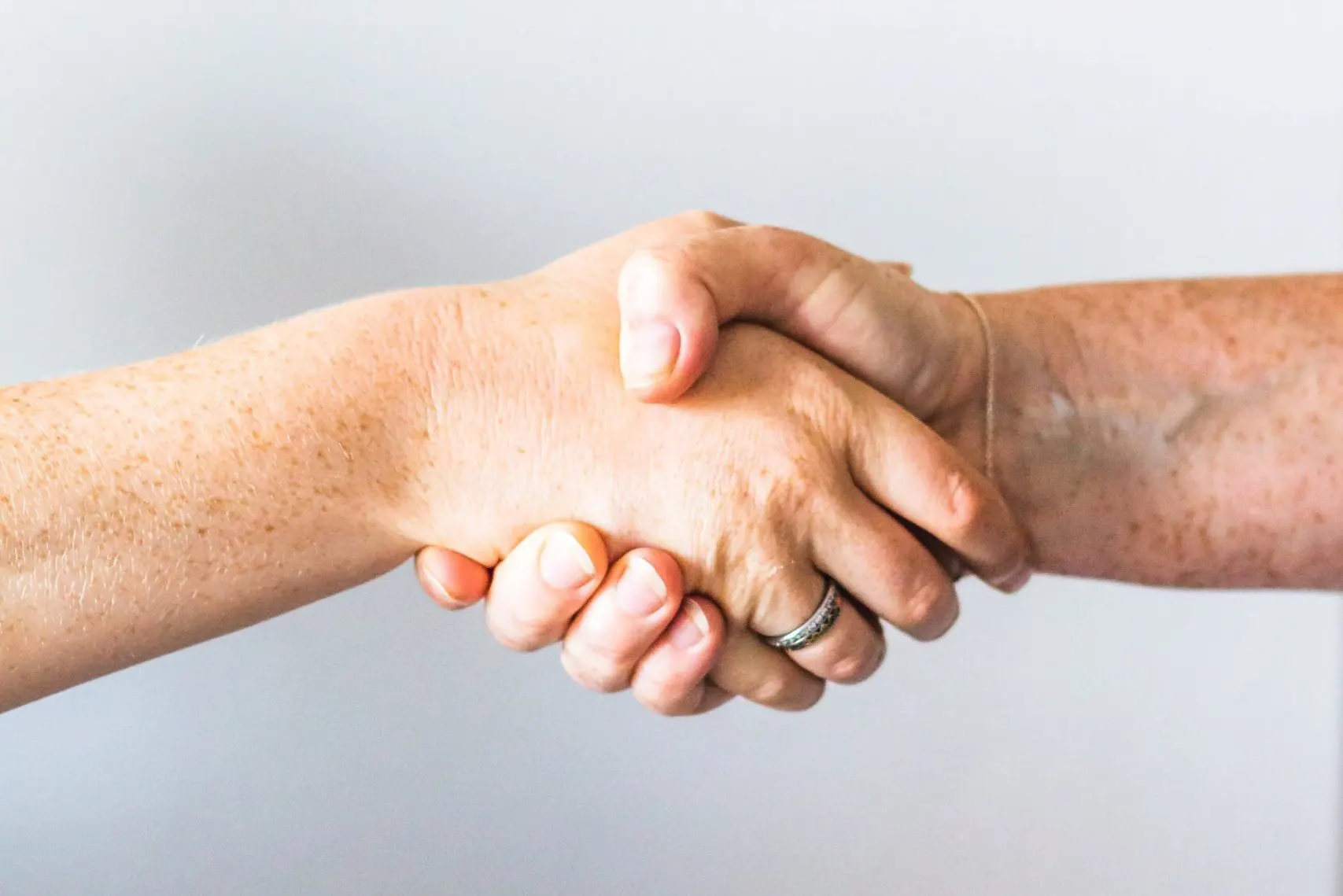 sincerely media EtyBBUByPSQ unsplash scaled e1585936206629 a close up of hands shaking